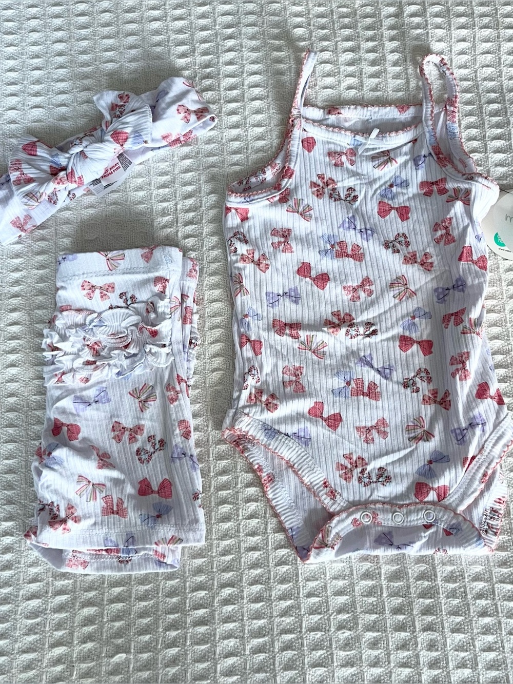 White Ribbed Bow-Print Baby Onesie shorts & Headband Set 18M